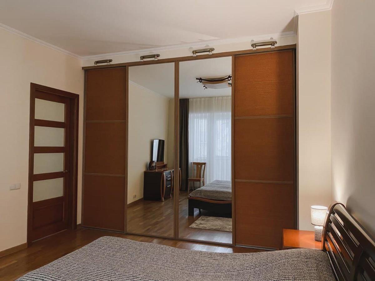Family Apartment Near The University Черновцы Экстерьер фото