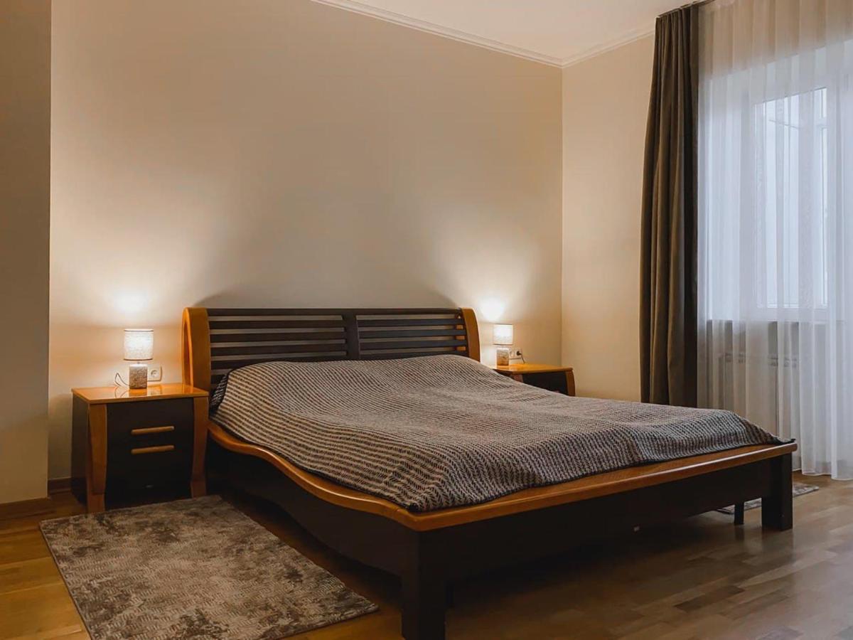 Family Apartment Near The University Черновцы Экстерьер фото