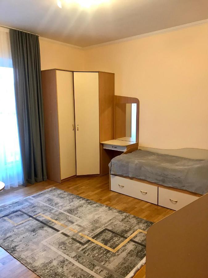 Family Apartment Near The University Черновцы Экстерьер фото