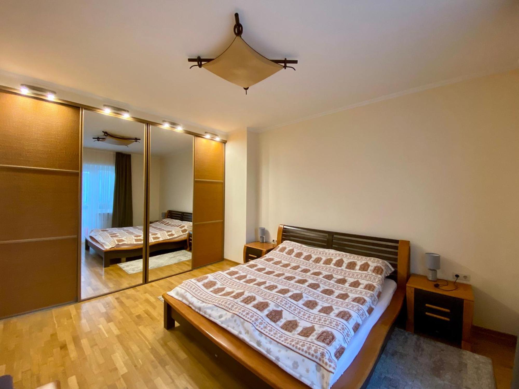 Family Apartment Near The University Черновцы Экстерьер фото